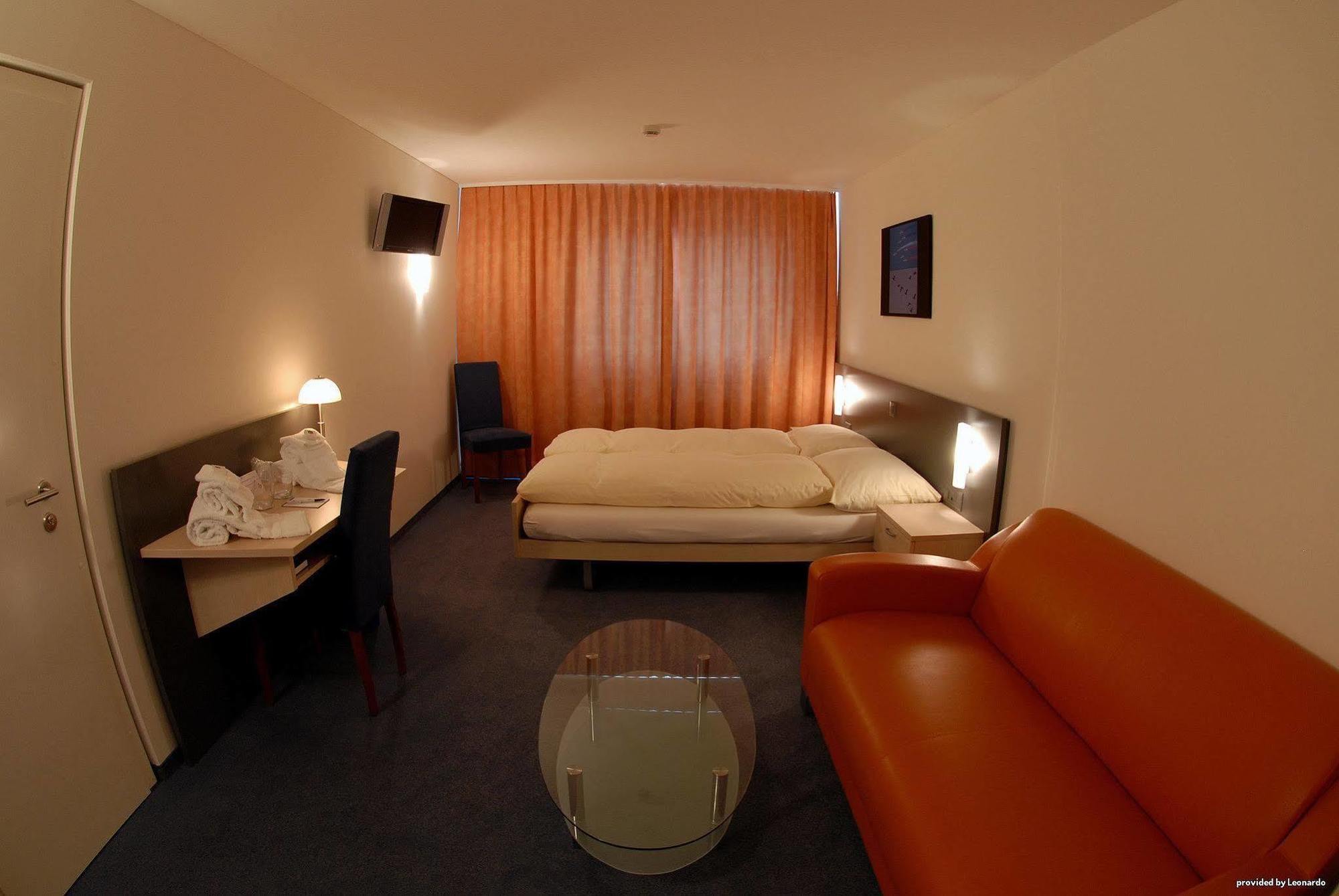 Airporthotel เกรนเคน ภายนอก รูปภาพ